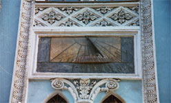 Фрагмент фасада здания ИАИ. Солнечные часы. Фото М.В. Головкиной, О.И. Костенко, А.М. Лискиной. 2000г.