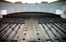 Фрагменты декора фасада здания ИАИ. Фото Ф.А. Гедрович. 2001г.
