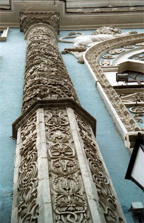Фрагмент фасада здания ИАИ. Колонна.Фото А.М. Лискиной. 2000г.