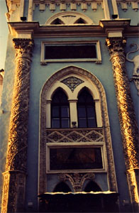 Фрагмент фасада здания ИАИ. Окно с солнечными часами. Фото Ф.А. Гедрович. 2000 г.