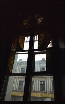 Интерьер здания ИАИ. Вид из окна главной аудитории (№ 6) на Никольскую улицу. Фото А.М. Лискиной. 2000 г.