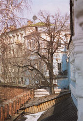 Вид на здание ИАИ со стороны Театральной площади с элементами исторической части Китайгородской стены. Фото А.М. Лискиной. 2000г.