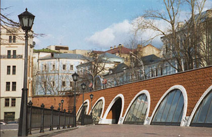 Вид на здание ИАИ со стороны Театральной площади с элементами стилизации Китайгородской стены. Фото М.В. Савченковой. 2000г.