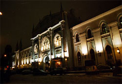 Фасад здания ИАИ со стороны ул. Никольской в вечернем освещении. Фото Ф.А. Гедрович, О.Ю. Гедрович. 2000г.