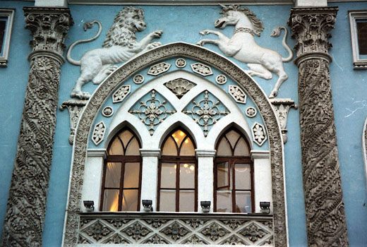 Фрагменты фасада здания ИАИ. Фото Ф.А. Гедрович. 2001 г.