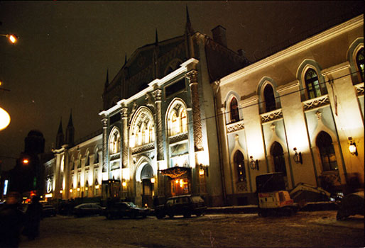Фасад здания ИАИ по ул. Никольская д.15. Вид ночью. Фото Ф.А. Гедрович, О.Ю. Гедрович. 2000 г.
