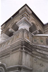 Изразцовое украшение крыльца здания Правильной палаты. Фото Т.Шарова, И.Петрова. 2001 г.