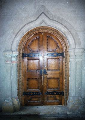 Резная дверь парадного входа в Теремок. Фото Ф.А. Гедрович, Т.Шаров, И.Петров. 2001 г.