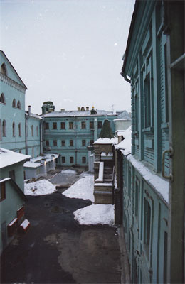 Внутренний двор дома 15. Вид из окна библиотеки ИАИ. Фото Т.Шарова, И.Петрова. 2001г.