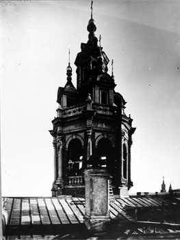 Заиконоспасский монастырь. Фрагмент верхней части колокольни. Реставрация поле обстрела 1917 года. Фото М. М. Ушакова. ГНИМА - ед. хр. I-2457